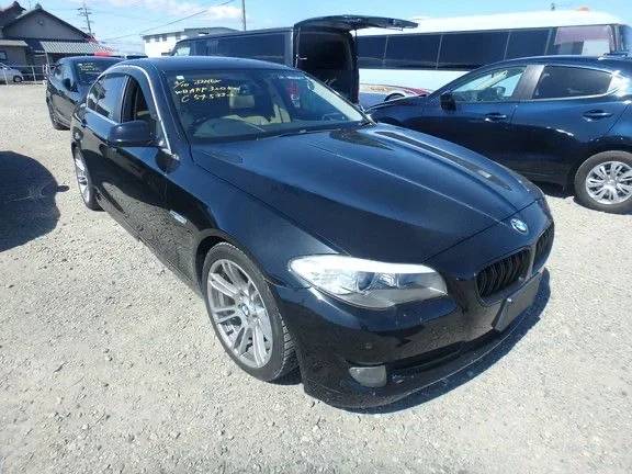 BMW 5 Series черный седан — 1