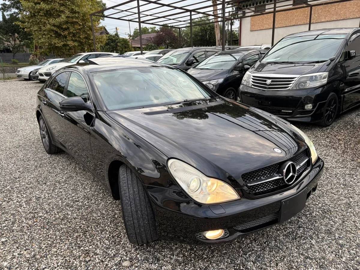 Mercedes-benz CLS черный седан — 1