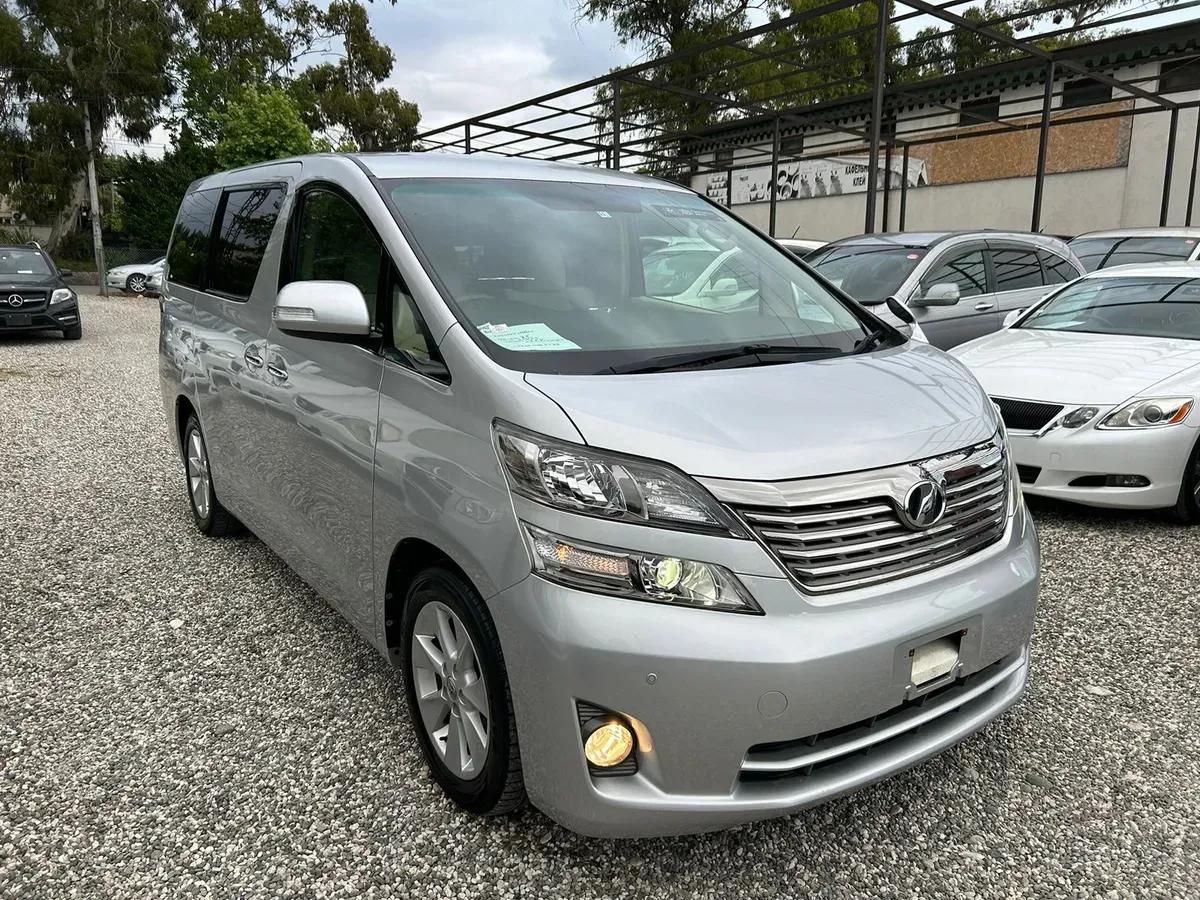 Toyota Vellfire серебристый металлик — фото 1