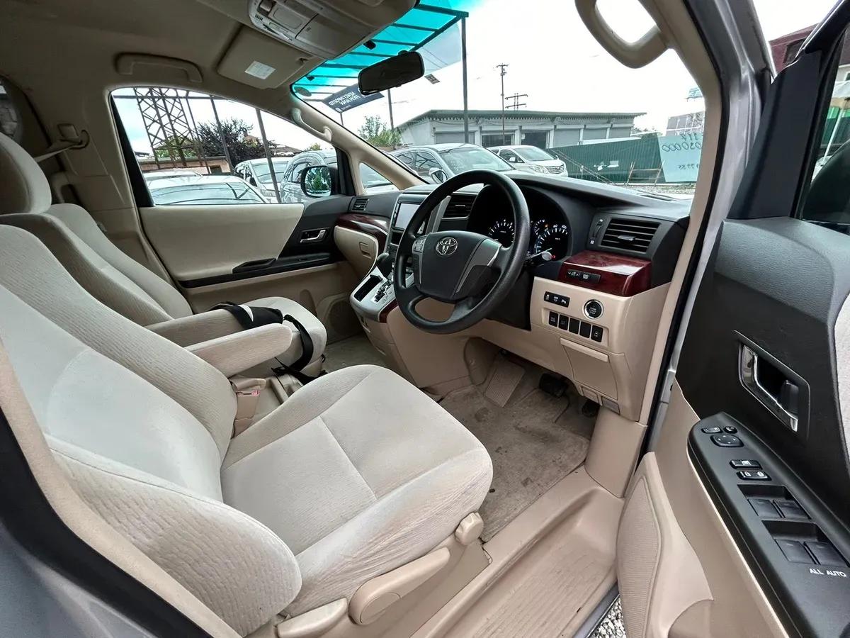 Toyota Vellfire серебристый металлик — фото 9