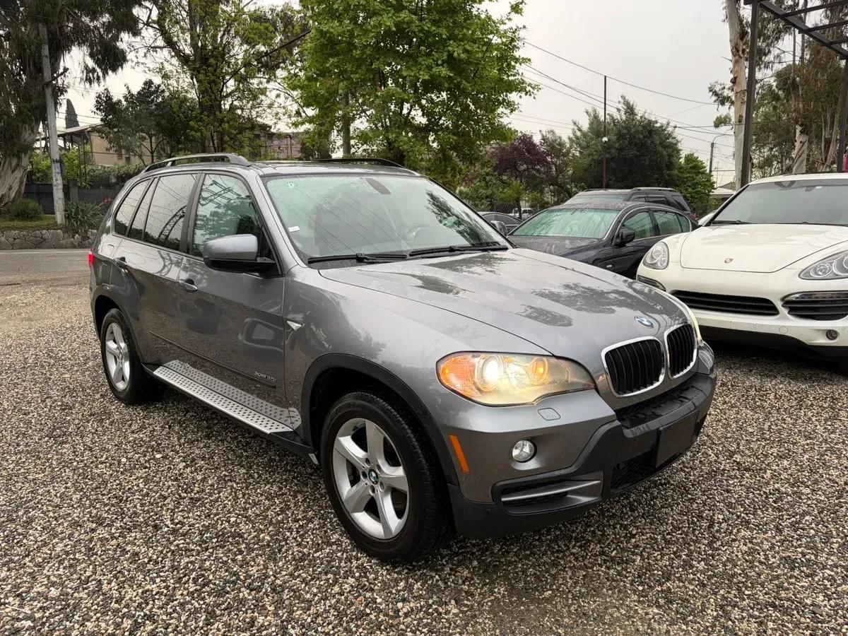 BMW X5 мокрый асфальт — фото 1