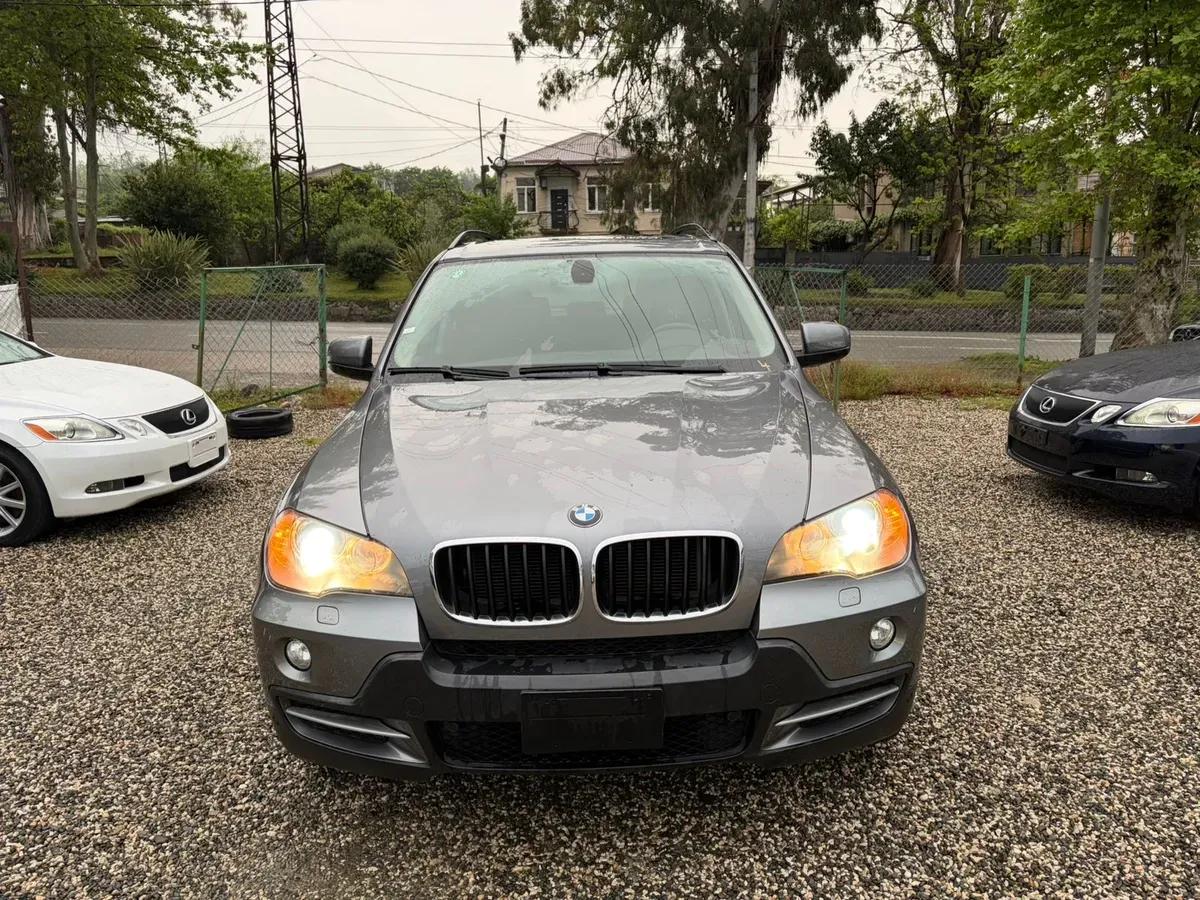 BMW X5 мокрый асфальт — фото 3