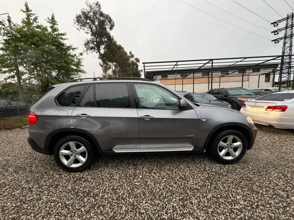 BMW X5 мокрый асфальт — фото 5