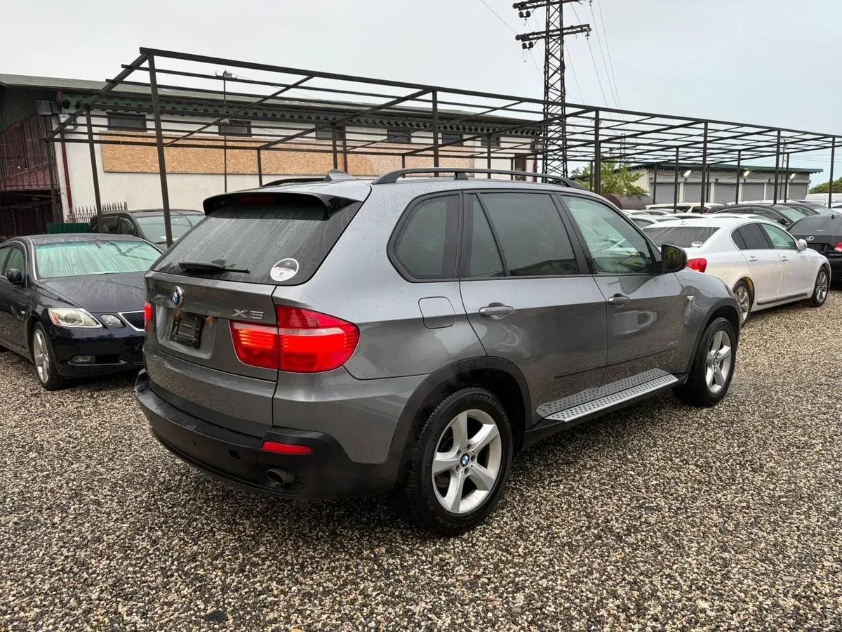 BMW X5 мокрый асфальт — фото 7