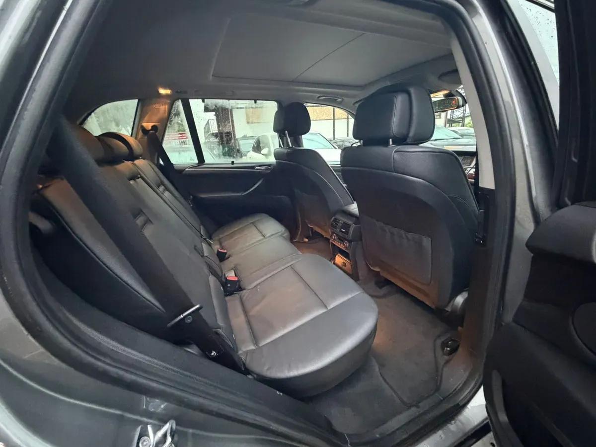 BMW X5 мокрый асфальт — фото 10