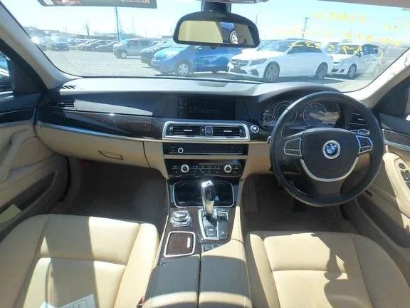 BMW 5 Series черный седан — 9