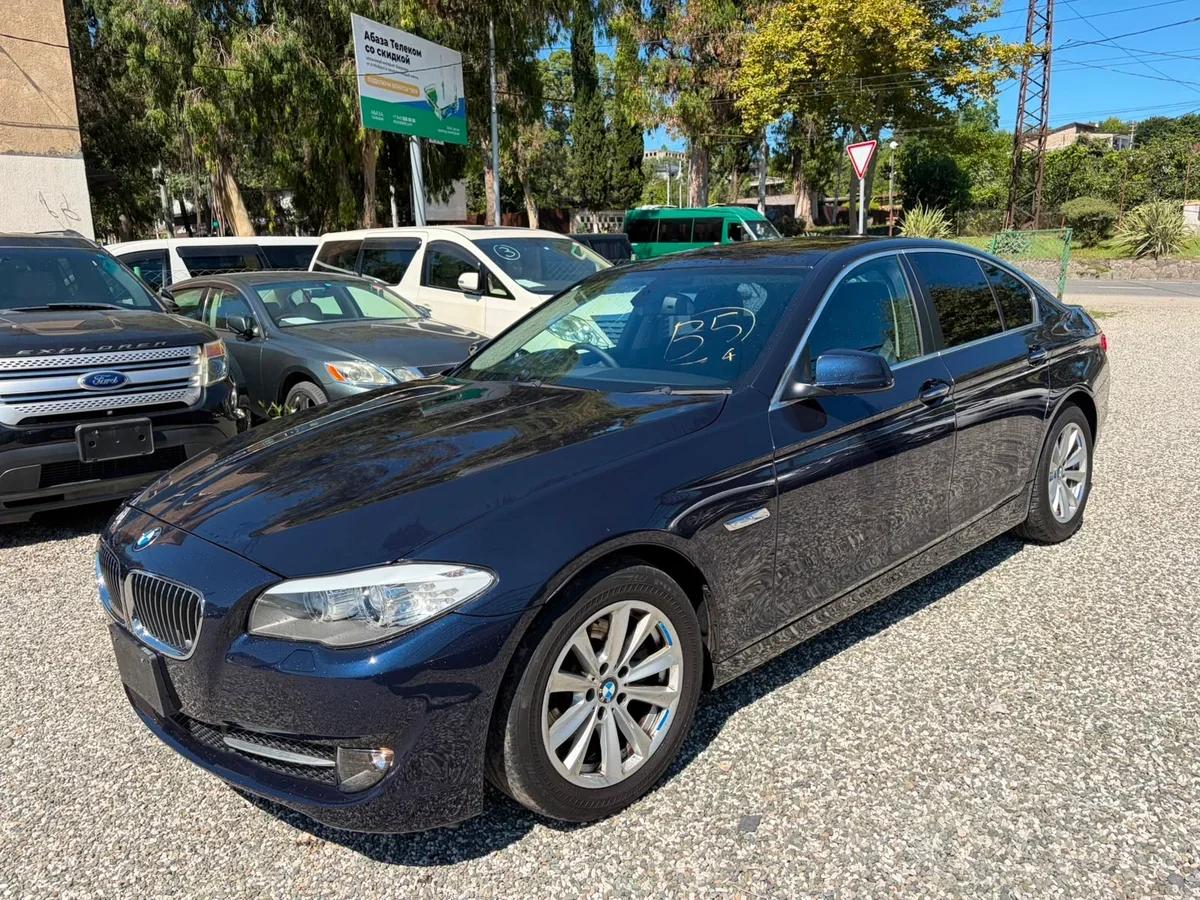 BMW 5 Series темно-синий седан — 2