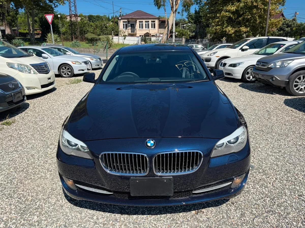 BMW 5 Series темно-синий седан — 3