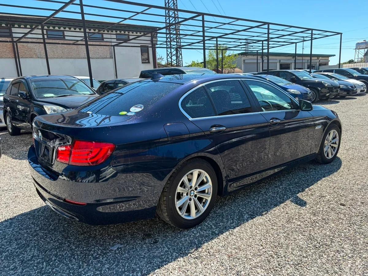 BMW 5 Series темно-синий седан — 6