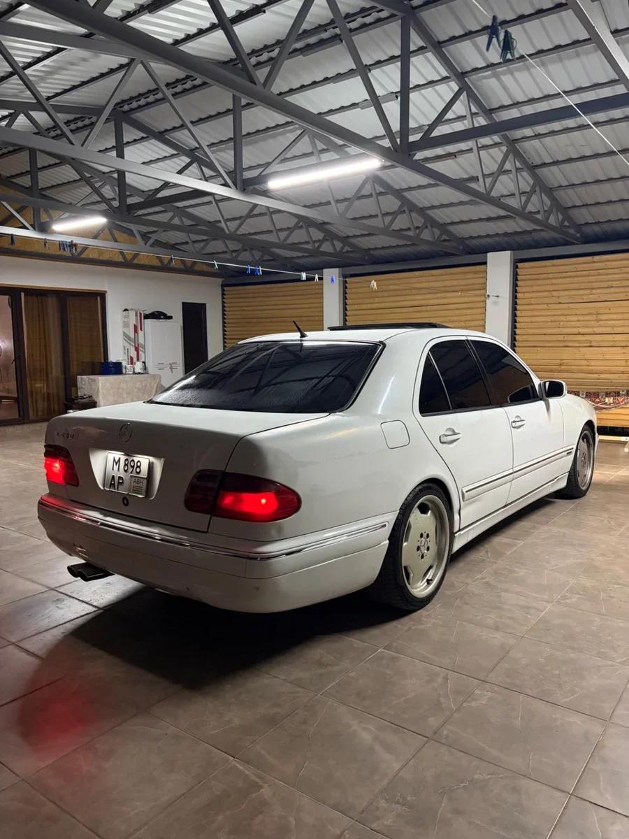 Mercedes-Benz — 3